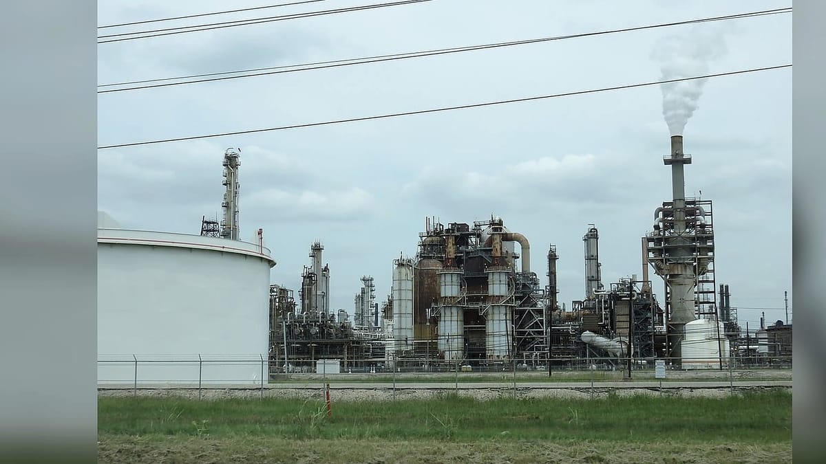 由于伊朗威胁霍尔木兹海峡通行费，美伊停火仍然脆弱