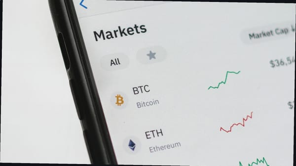 24 小时内加密货币市场清算额达到 9830 万美元； ETH 以 2420 万美元领先