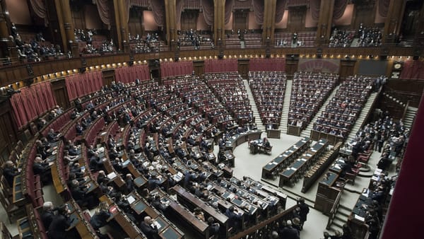 随着霍尔木兹海峡关闭警告的出现，地缘政治紧张局势升级