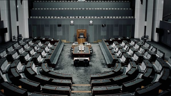 XRP 在资金费率分歧和动力疲弱的情况下测试 1.33 美元支撑